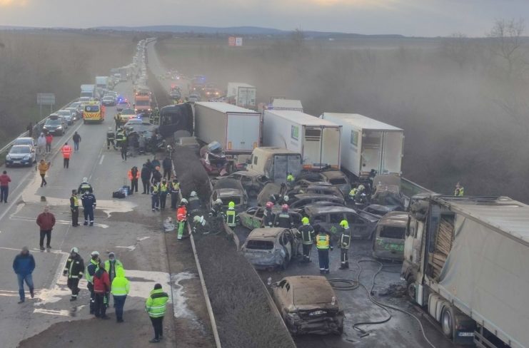Accident uriaș pe autostrada M1 din Ungaria: 5 tiruri și 37 de mașini implicate. Zeci de ambulanțe și elicoptere la fața locului