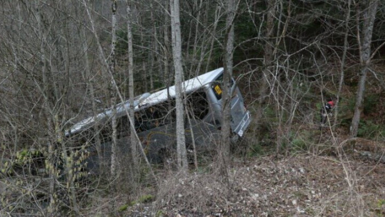 Un autocar plin cu copii a căzut într-o râpă, în Franța