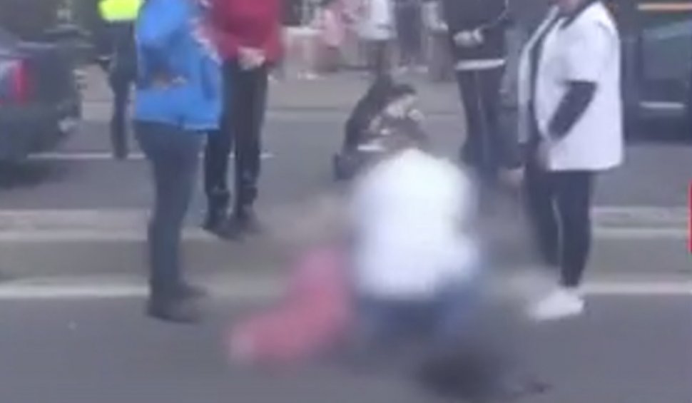 Două adolescente au fost spulberate pe o trecere de pietoni din Chitila. Una este în stare gravă la spital, şoferiţa a făcut atac de panică
