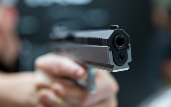 Un bărbat din Botoșani a vrut să cumpere ilegal o armă pentru a-şi împuşca fratele. Planul, pus la punct împreună cu cumnata lui