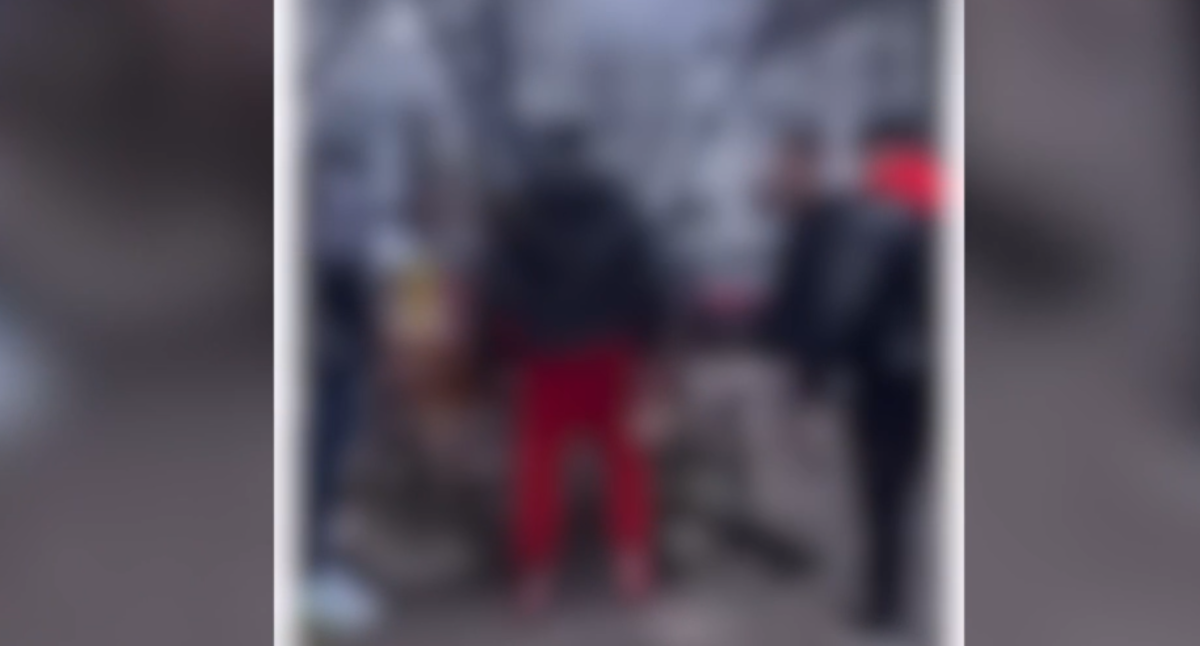 Bătaie golănească în Podu Roș, imaginile sunt șocante! Un băiat este nenorcit de 4 atacatori. Poliţia ar trebui să se autosesizeze – VIDEO, UPDATE