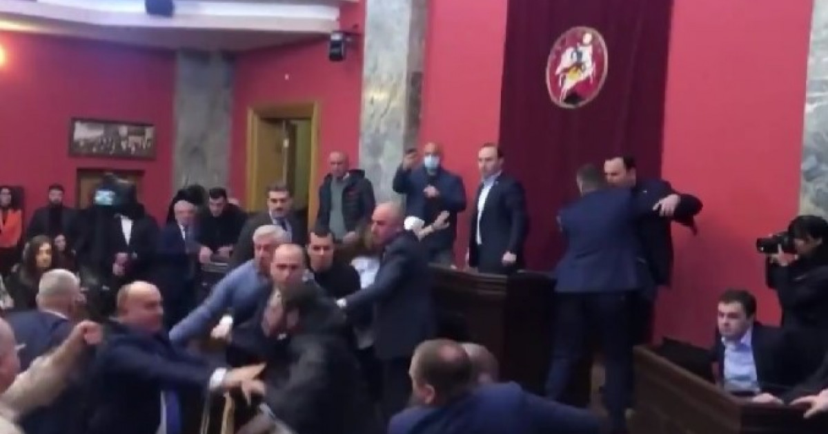 Bătaie între deputaţi în Parlamentul Georgiei, din cauza unei legi de inspiraţie rusă – VIDEO
