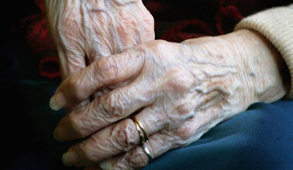 O bătrână de 91 de ani a rămas fără pensie, fără lumină şi telefon, după ce banca a declarat-o moartă