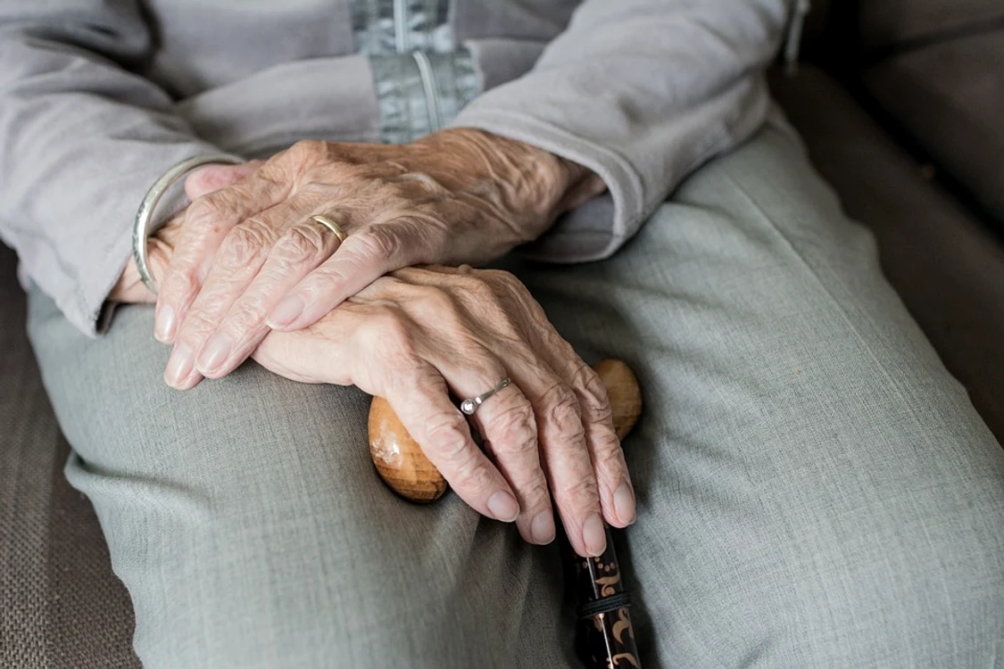 Halucinant! O bătrână de 84 ani a furat dintr-un magazin trei cutii de pate și șase plicuri de ciocolată caldă, de foame
