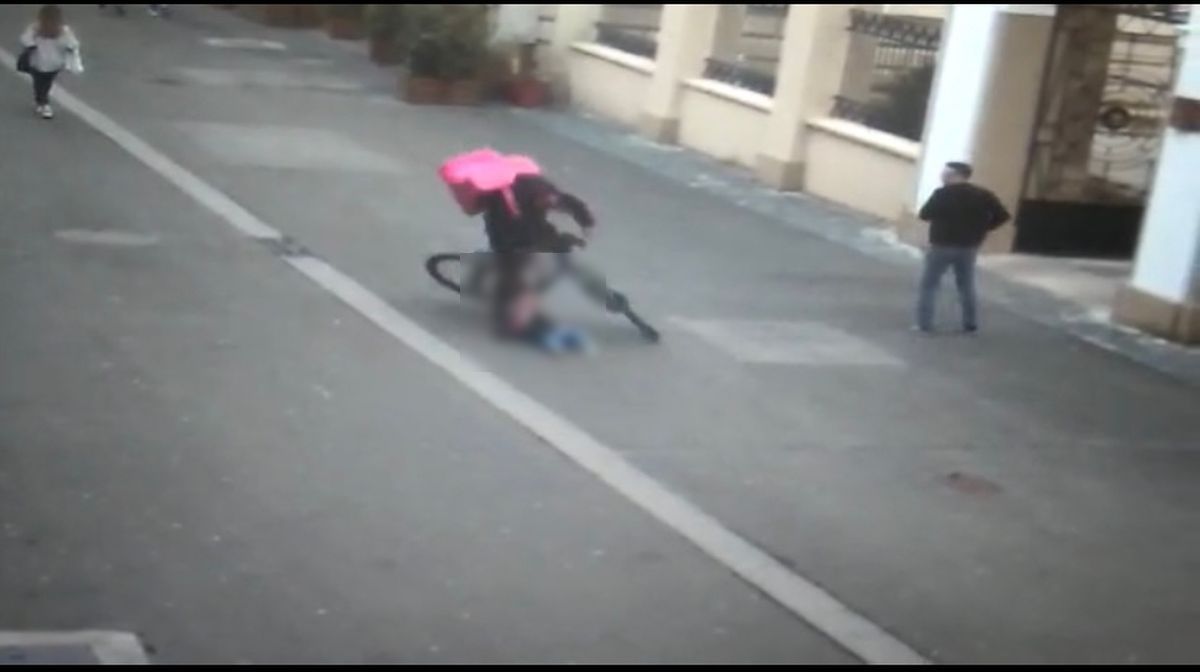 Un curier pe bicicletă a lovit în plin o fetiţă de 2 ani și fugit de la fața locului – VIDEO