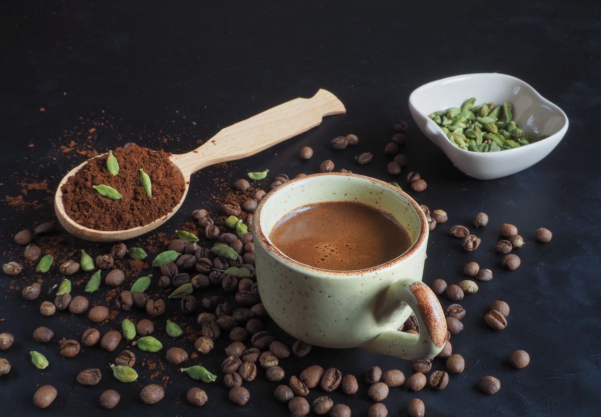 Cafea cu cardamom. Care sunt beneficiile acestei băuturi aromate
