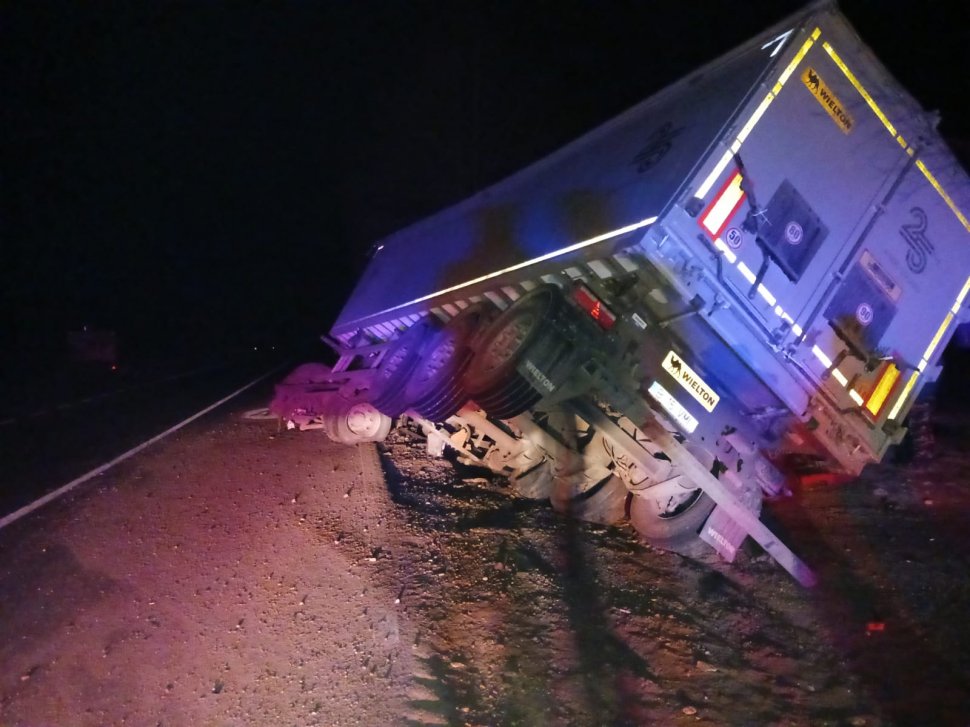Un camion încărcat cu cereale s-a răsturnat într-un șanț. Șoferul avea o alcoolemie uriasă