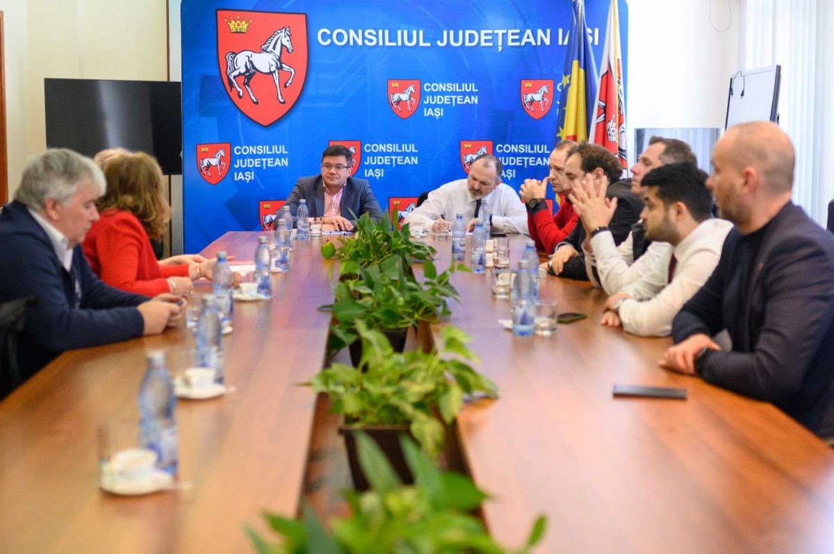 Costel Alexe, întâlnire cu managerii spitalelor ieșene pe care Consiliul Județean le are în administrare