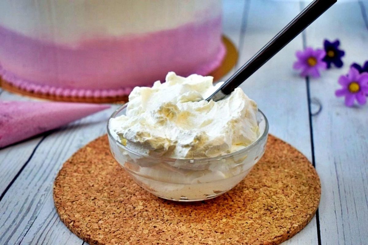 Cremă pentru foi de napolitană fără nucă. Din ce ingrediente poți pregăti un deliciu de patiserie desăvârșit