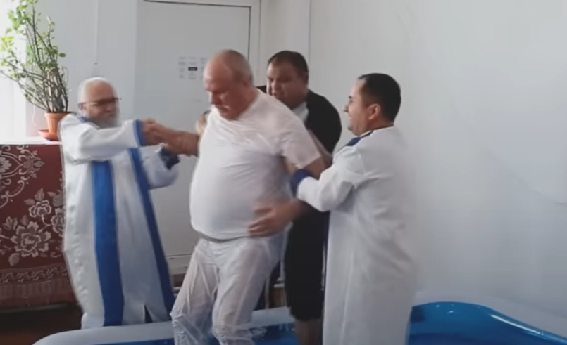 Imagini incredibile! Criminalul de la Caracal, Gheorghe Dincă, s-a pocăit și s-a botezat în închisoare – VIDEO
