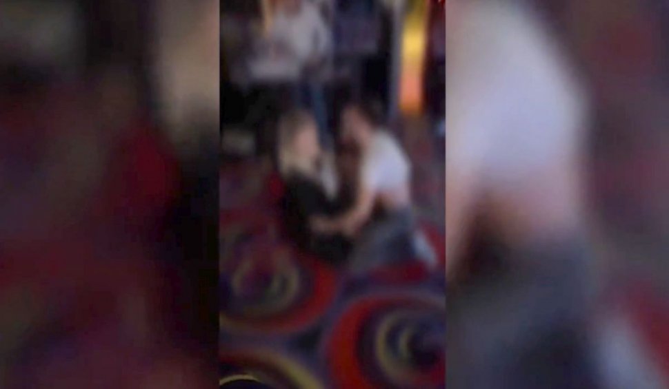 Polițiștii din Argeș au reținut un bărbat și o femeie pentru acte sexuale explicite în public. Cei doi au dat frâu liber ‘sentimentelor’ într-o sală de jocuri