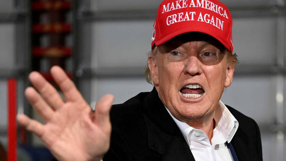 Donald Trump a lansat o piesă împreună cu deţinuţii care au atacat Capitoliul în 6 ianuarie 2021 – VIDEO