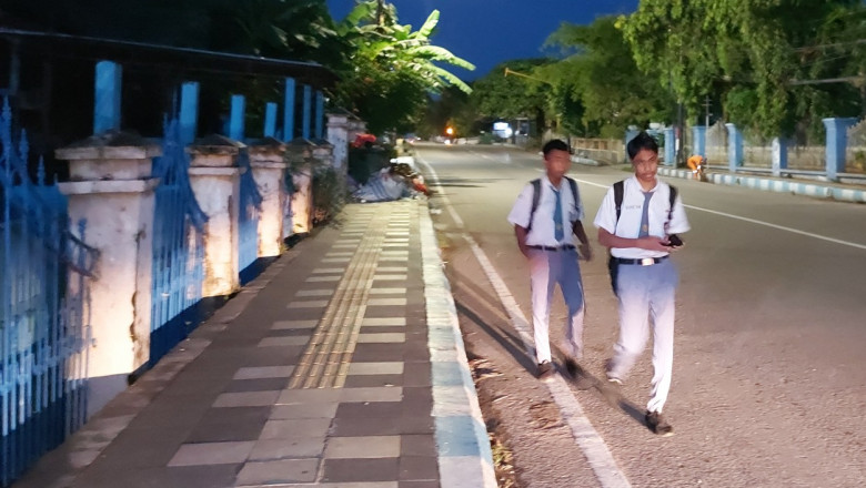 Părinții elevilor din Indonezia sunt revoltați din cauza noilor reglementări care îi obligă pe copii să înceapă cursurile la 5 dimineața
