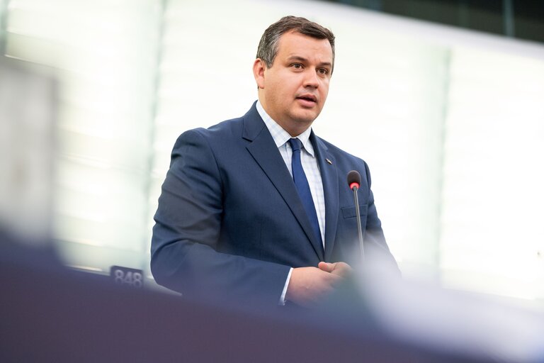 Eurodeputatul Eugen Tomac la BZI LIVE: „Cred că a sosit momentul să nu mai stăm cu mâna întinsă, să nu mai aşteptăm ca alţii să ne rezolve problemele”