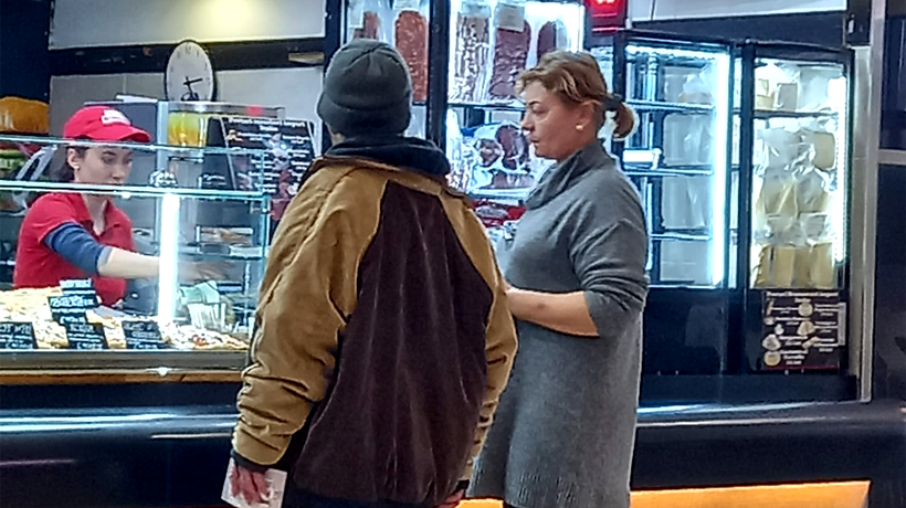 Întâmplarea neobișnuită de care a avut parte o ieșeancă care a ieșit să mănânce la mall. „Văd un om al străzii mergând agale..”