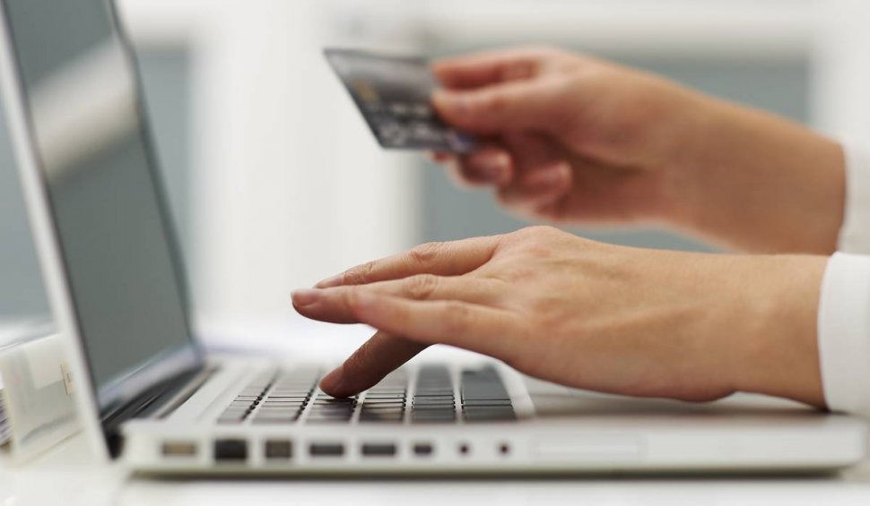 Femeile, campioane la cumpărături online. Care sunt produsele cele mai căutate de acestea