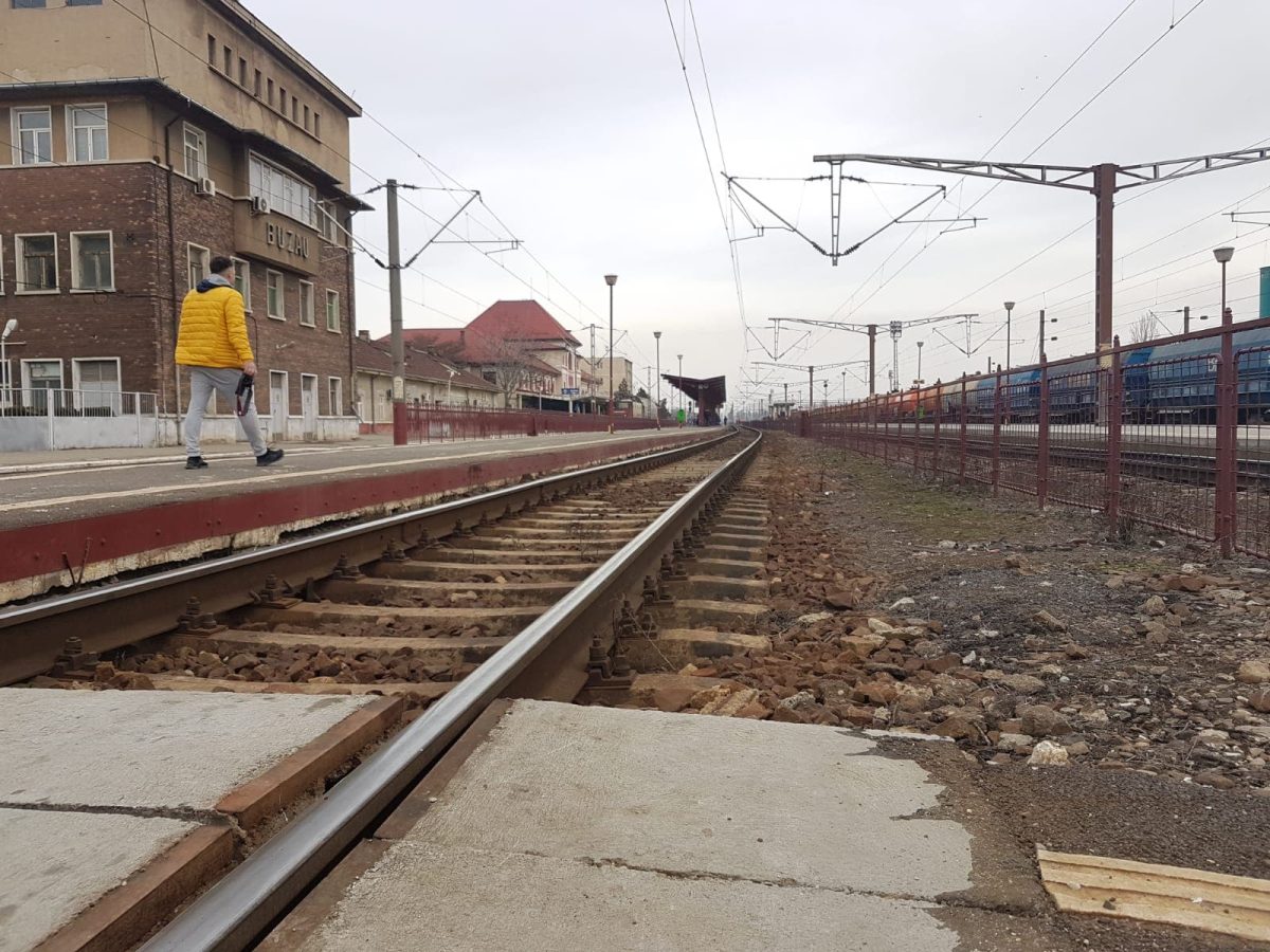 Accident feroviar în Buzău. Un bărbat de 43 de ani a fost lovit de tren
