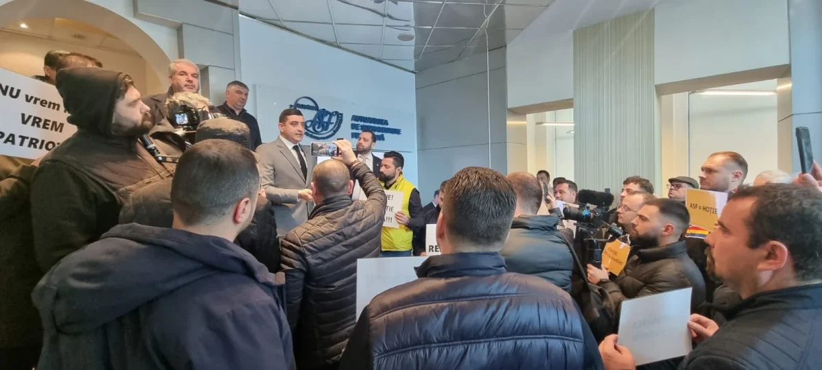 Protest în fața sediului ASF. Participă George Simion și mai mulți parlamentari AUR – VIDEO