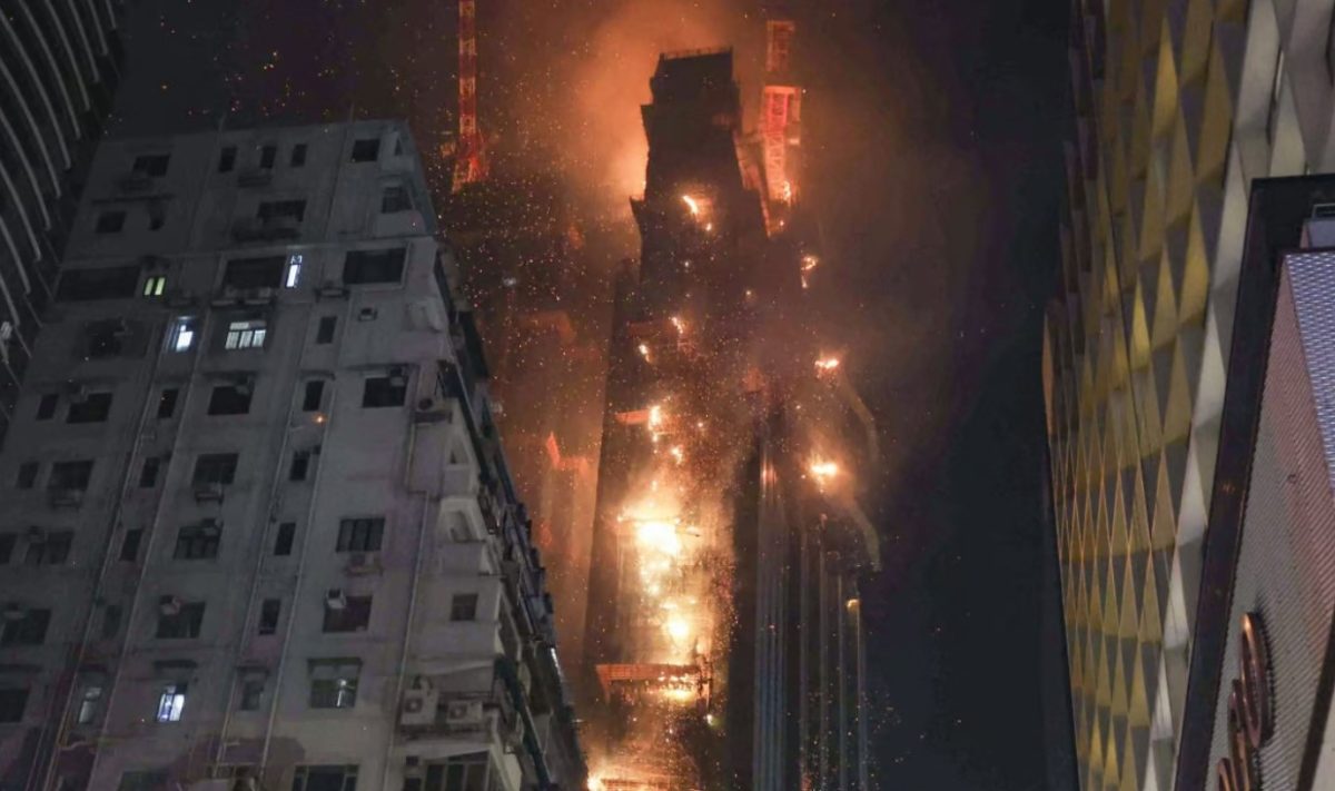 Un incendiu puternic a izbucnit la un zgârie-nori aflat în construcție într-unul dintre cele mai importante cartiere din Hong Kong