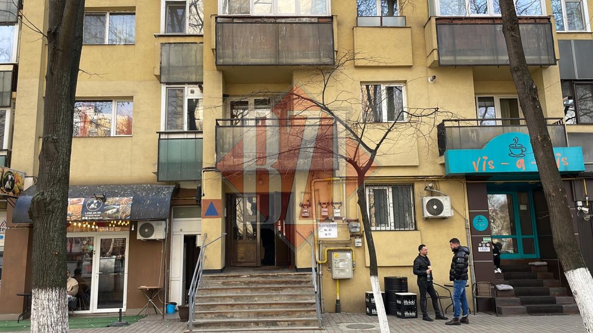 Locuitorii unui bloc s-au alertat după ce au văzut fum pe casa scării. Pompierii intervin – FOTO, VIDEO, UPDATE