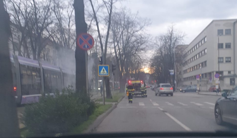 Un tramvai a luat foc în mers, în apropiere de centrul oraşului Timişoara