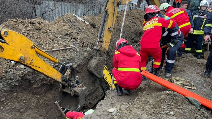 Un bărbat, prins sub un mal de pământ în timp ce efectua lucrări la Iaşi – UPDATE