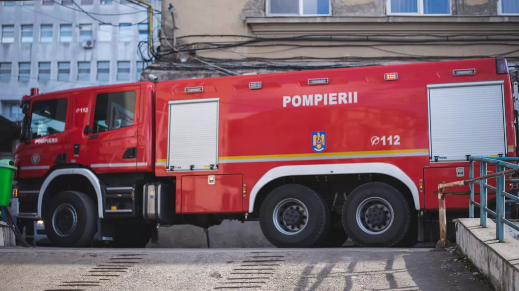 Incendiu produs la coșul de fum al unei case din județul Iași. Pompierii intervin de urgență