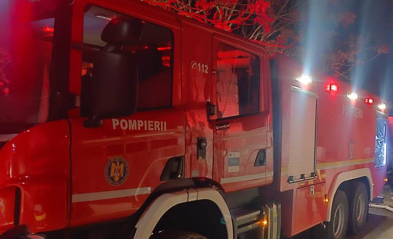 Intervenție de degajare a pompierilor ieșeni la un element de construcție. Tablă în pericol de cădere pe Aleea Nicolina