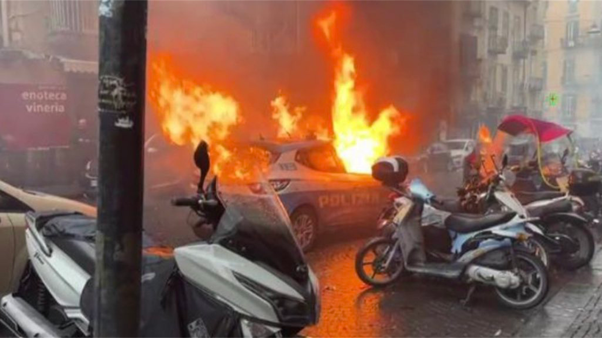 Suporterii germani au dat foc pe străzile din Napoli și au distrus tot ce le-a ieșit în cale – VIDEO