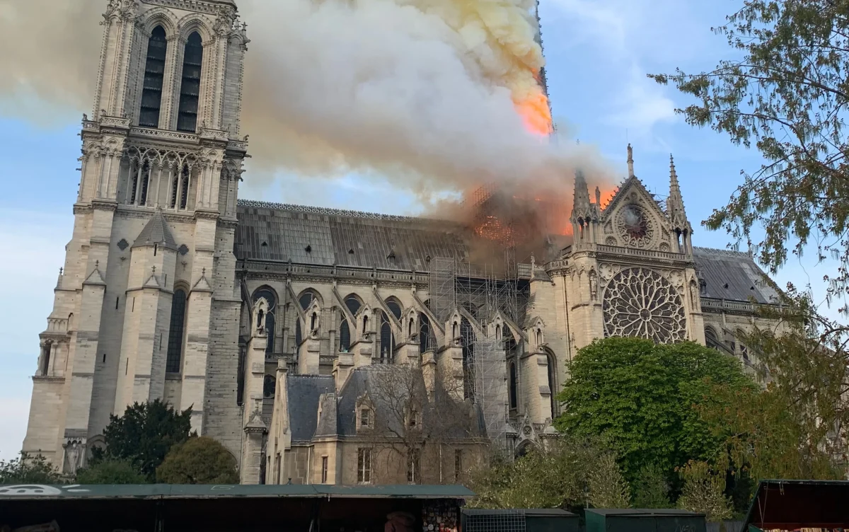 Incendiul de la Notre-Dame din Paris a scos la iveală detalii nebănuite în arhitectura sa