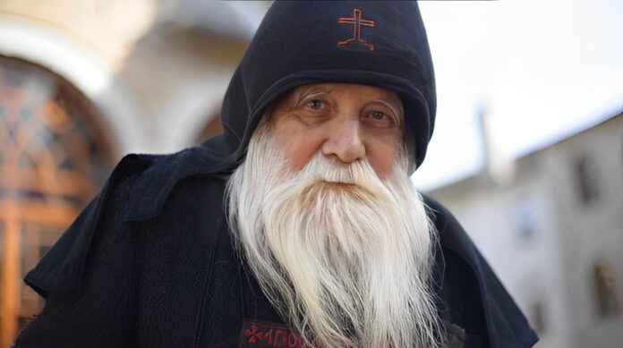 Cunoscutul Părintele Iulian Prodromitul din Sfântul Munte Athos a trecut la cele veșnice