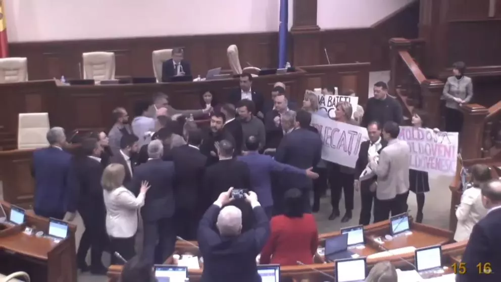 Scandal cu îmbrânceli în Parlamentul Moldovei. Aleșii s-au certat pe schimbarea denumirii din „limba moldovenească” în „limba română” – VIDEO