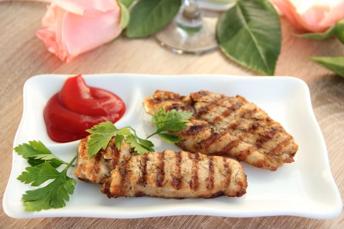 Piept de pui la grătar – calorii. Ce ingrediente să folosești pentru a pregăti un fel de mâncare sănătos