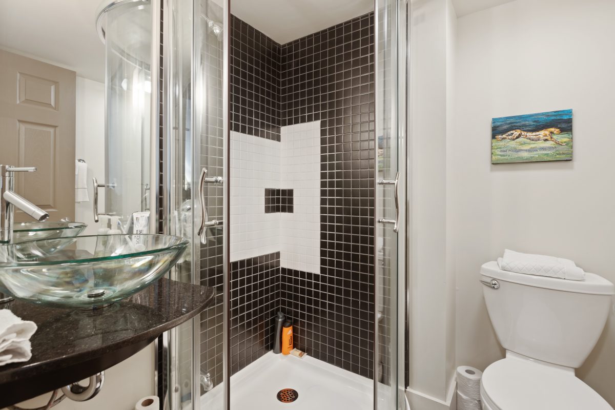 Vrei o baie cu design stilat? Cabina de duș și decorațiunile fac diferența!