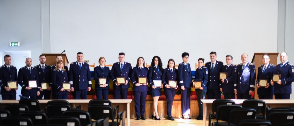 Sute de polițiști din cadrul IPJ Iași au fost avansați în grad, premiați sau recompensați pentru activitatea profesională – FOTO