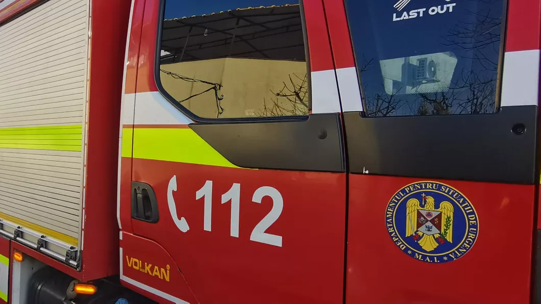 Scântei la un stâlp de înaltă tensiune în municipiul Iași. Pompierii intervin la fața locului