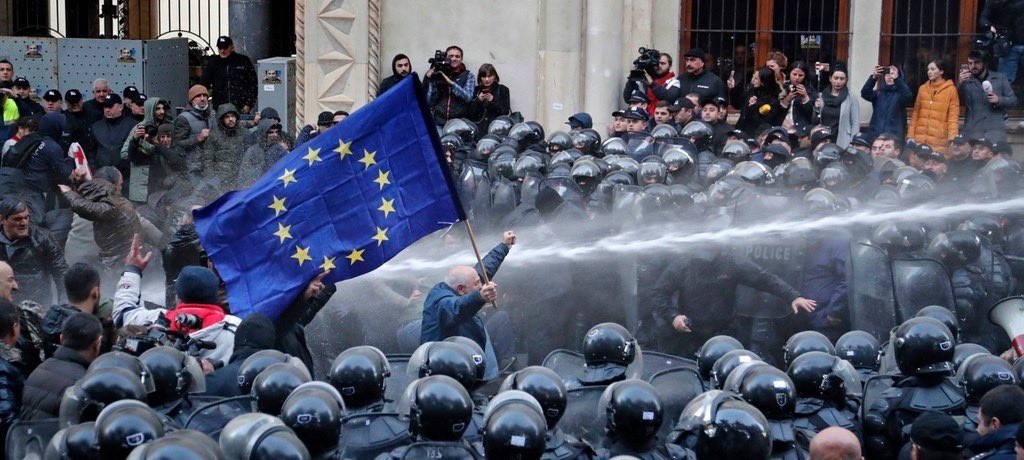 Proteste în Georgia! Parlamentul a aprobat, în primă lectură, legea „agenților străini”