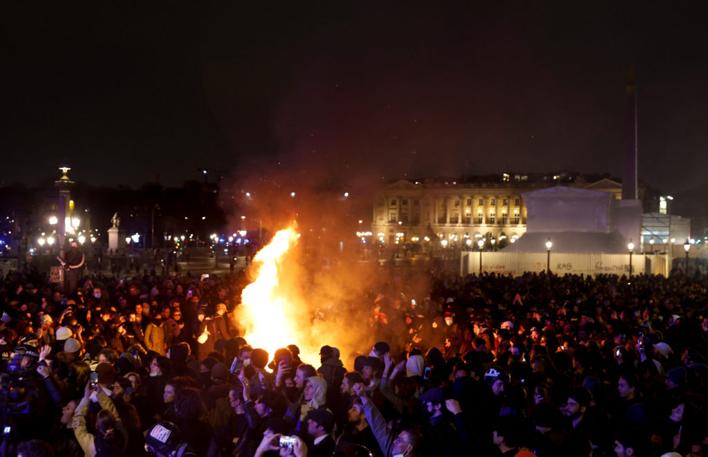 Moțiunile de cenzură au fost respinse. Protestatarii au continuat, mașini în flăcări și violențe pe străzile Parisului