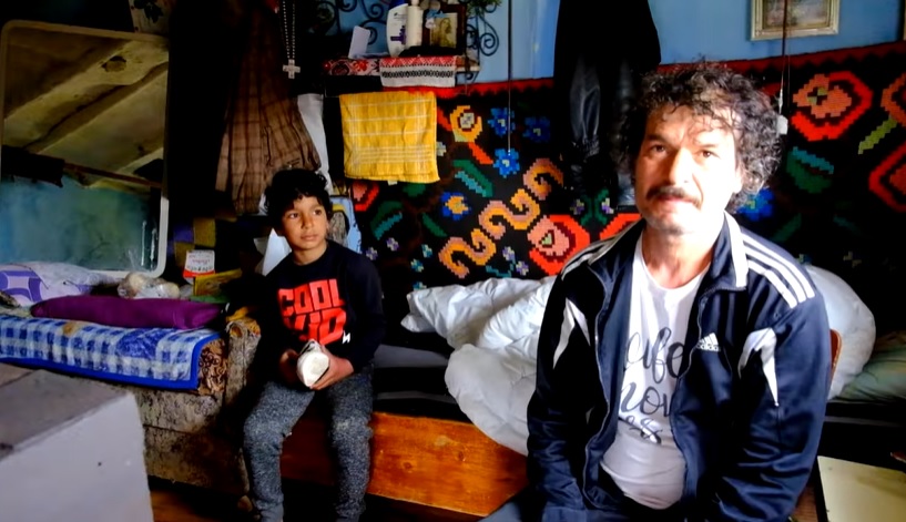 Povestea dramatică a unui tată care își crește singur cei patru copii, după ce mama lor a murit de cancer