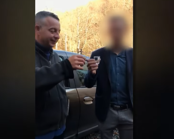 Un alt caz revoltător zguduie Biserica. Un profesor de la Seminarul Teologic s-a pozat în pat cu elevele și purta discuții indecente