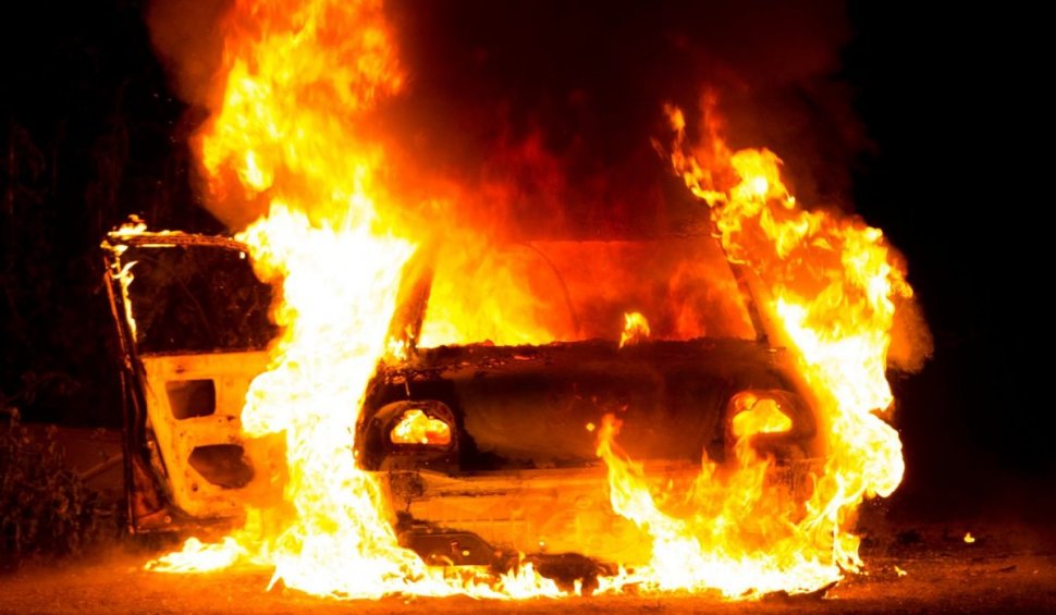Un tânăr din Pipirig a furat benzină de la un vecin şi apoi a dat foc maşinii tatălui său
