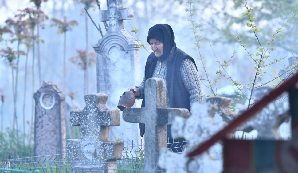 O tânără a profitat de durerea unei femei, în cimitirul din Craiova, şi i-a furat geanta în care se aflau 20.000 de lei