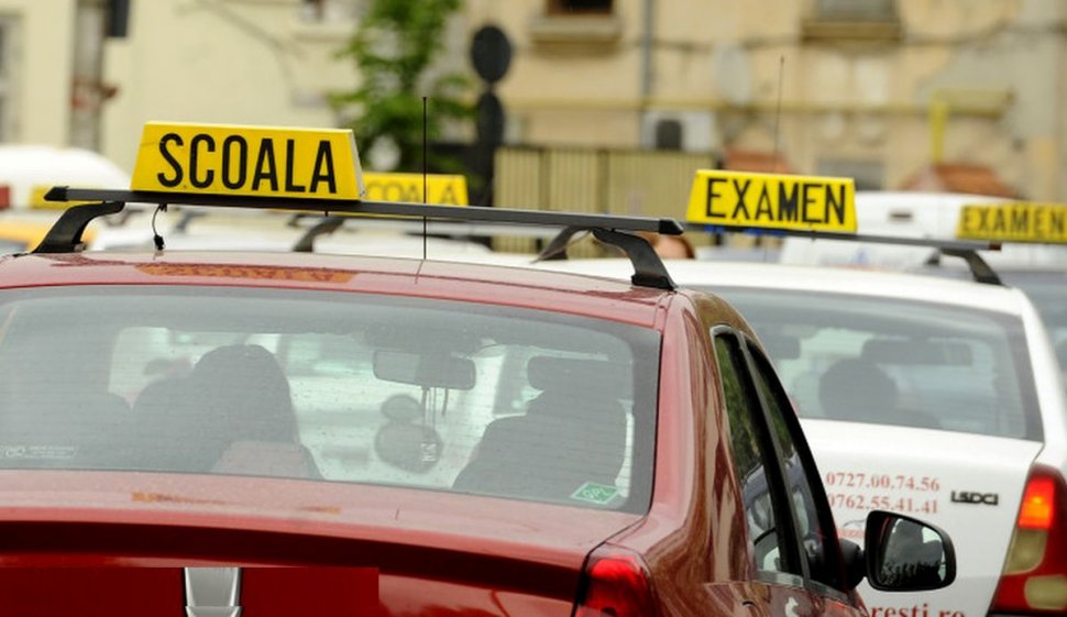 Tânără din Suceava, cercetată pentru dare de mită, după ce a încercat să ofere bani pentru a obține permisul auto