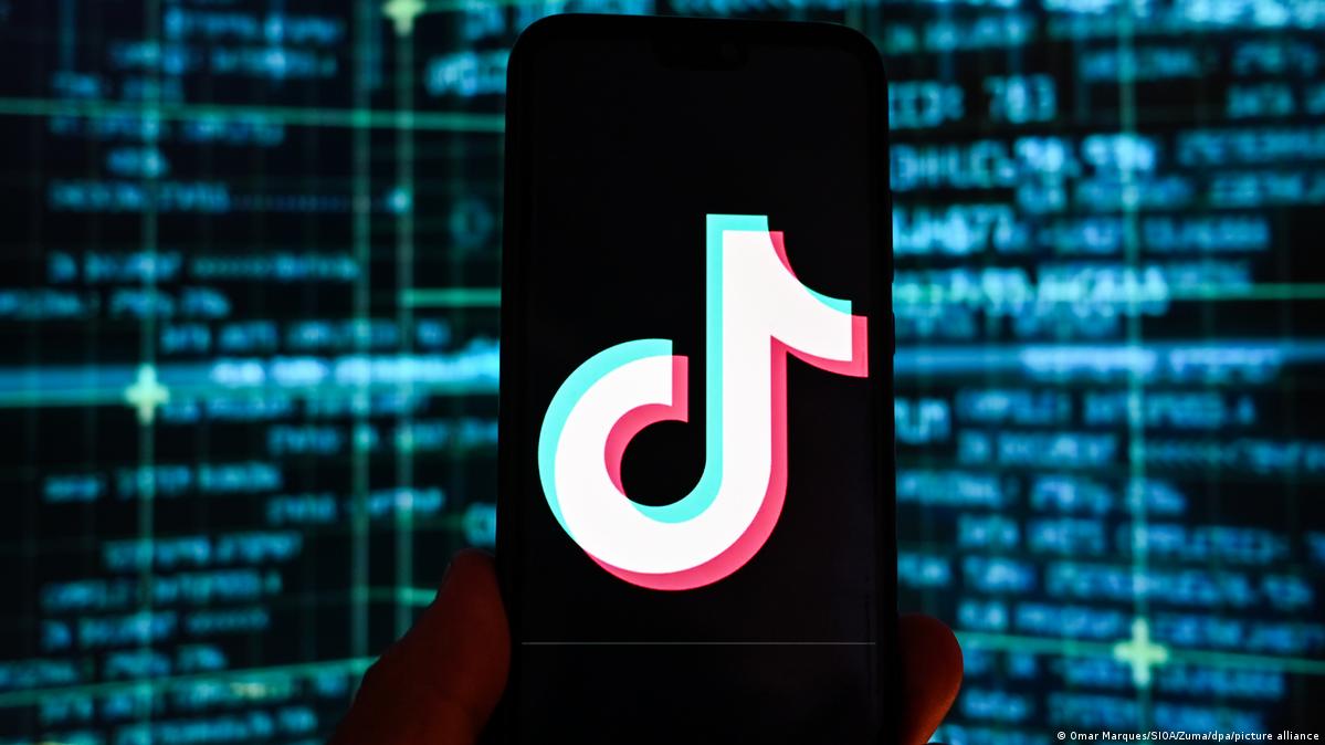 Marea Britanie se alătură țărilor care interzic aplicaţia TikTok pe telefoanele guvernamentale