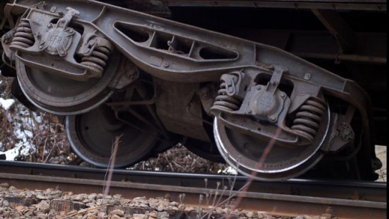 Un vagon al unui tren care transporta tehnică militară a deraiat în judeţul Braşov