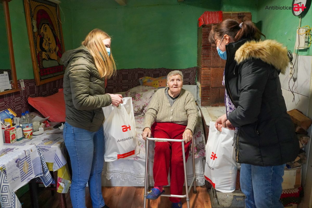 100 de bătrâni vulnerabili au primit bucuria Sărbătorilor Pascale de la voluntarii Fundației “Antibiotice Știință și Suflet”