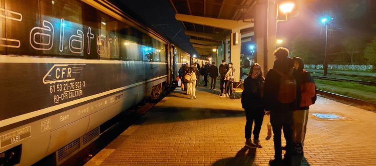 Primul tren spre mare a plecat din Gara Iași. Ieșenii au profitat de ziua liberă de 1 Mai pentru a prinde din nou răsăritul la malul mării