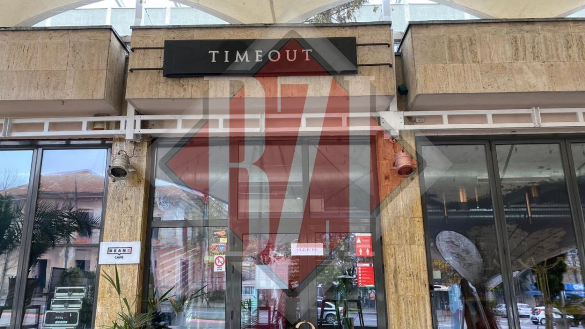 Bătaie golanească în fața clubului Time Out din Iași! Doi tineri și-au încordat mușchii!