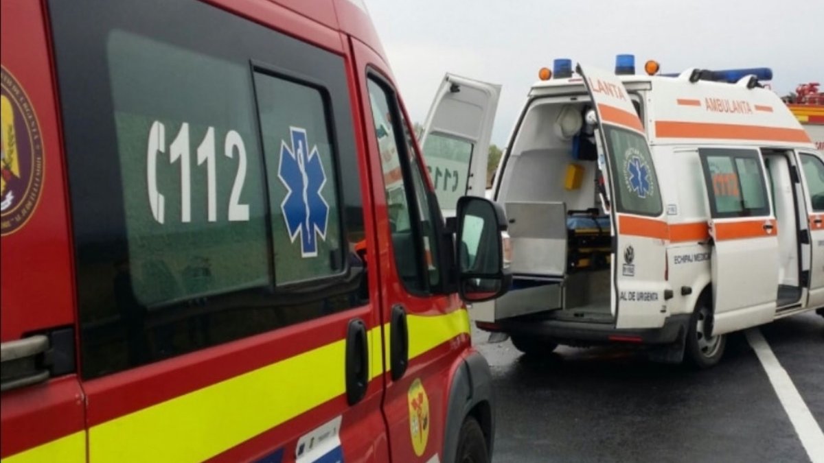 Accident mortal în Prahova. Un tânăr a murit după ce mașina sa a lovit un copac și s-a întors pe drum
