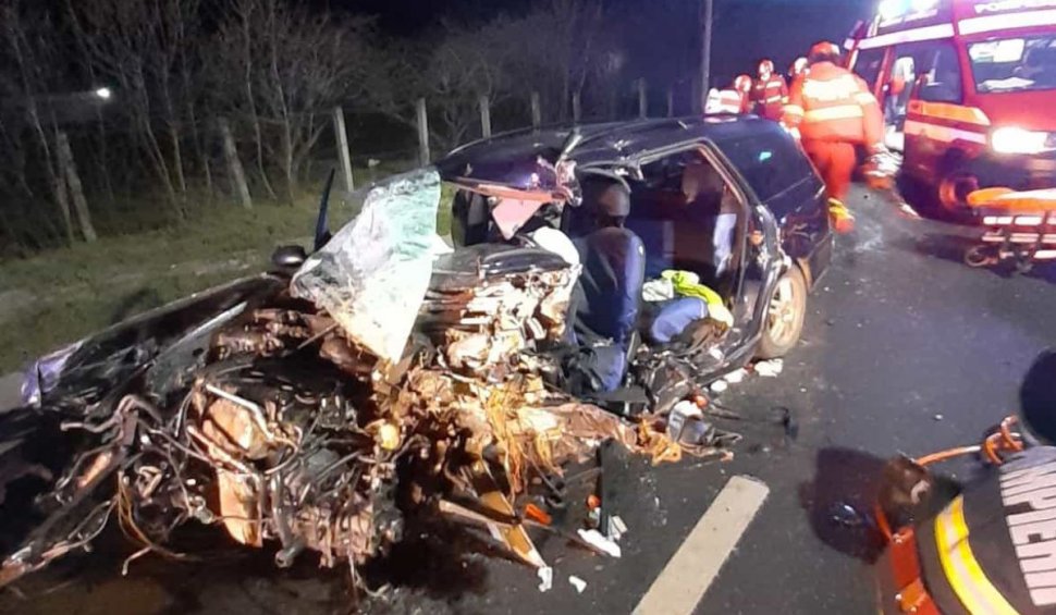 Accident rutier grav la Cluj. O femeie a murit, iar alta este grav rănită după ce două autoturisme, un autobuz și o autoutilitară s-au izbit – FOTO